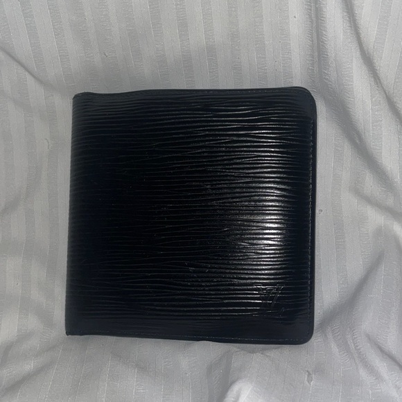 ♌️ SALE 🖤 Louis Vuitton Epi Leather Bifold Wallet - Picture 2 of 13